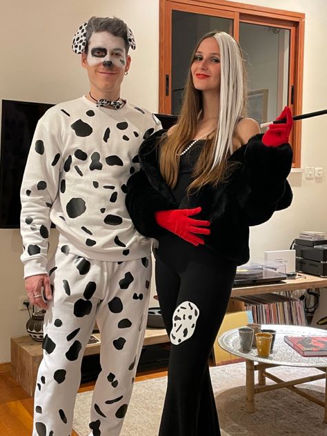 101 Dalmations Costume Couple, Black And White Couple Costume, Cruella Dalmation Costume, Cruella And Dalmation Costume, Halloween Couple Costume Ideas, Halloween Casal, Best Halloween Costumes For Couples, Dalmation Costume, Partner Halloween Costumes