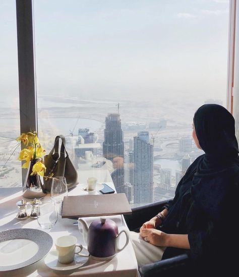 Dubai Poses, Hijabi Photography, Mike Varshavski, Islamic Lifestyle, Couple Dps, Dubai Lifestyle, Crypto Money, Business Woman Successful, Muslim Style