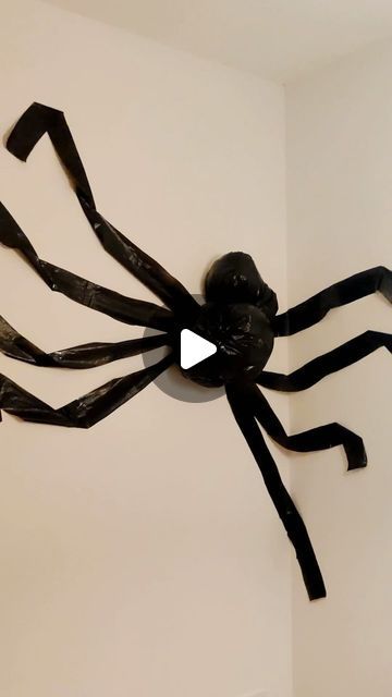 Giant Spider Halloween Diy, Cardboard Spider, Spider For Halloween, Giant Spider, Halloween Spider, Halloween Halloween, Halloween House, Art Plastique, Halloween Diy