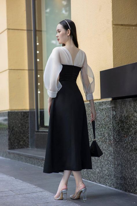 Black Combination Outfit, Simple Frocks, Elegant Outfit Classy, Girls Dress Outfits, Happy Clothes, Mean Blvd, Stylish Party Dresses, Frock Design, Color Effect