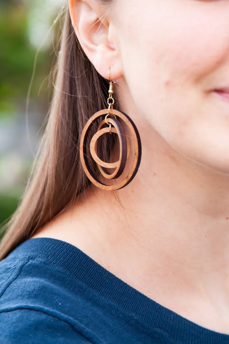 Cricut Wood Jewelry, Laser Cut Wood Earrings Patterns, Wood Turned Earrings, Wooden Earing Ideas, Laser Earrings Design, Wooden Jewelry Handmade, Lasercut Design Ideas, Diy Wood Earrings, Wooden Earrings Handmade