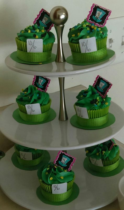 Mad Hatter hat cupcakes Mad Hatter Desserts, Mad Hatter Cupcakes, Nerdy Snacks, Alice In Wonderland Cupcake Ideas, Haunted Wonderland, Disney Party Diy, Alice In Wonderland 1, Hat Cupcakes, Weird Ideas