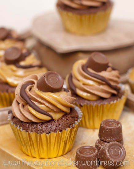 Rolo Brownie Cupcakes....brownie batter with caramel in the center with chocolate and caramel frosting swirled together. Rolo Brownies, Cupcake Flavours, Chocolate And Caramel, Brownie Cupcakes, Caramel Frosting, Brownie Batter, Yummy Cupcakes, Dessert Cupcakes, Top Recipes