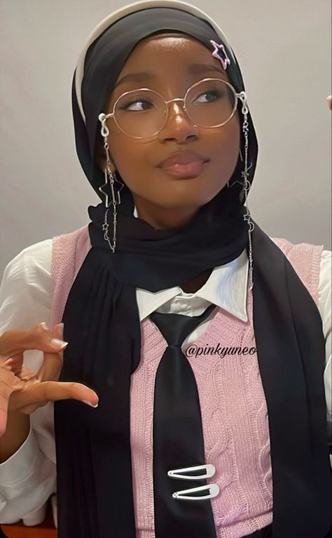 Hijabi Black Women, Hijab With Accessories, Hijab Accessories Ideas, Hairstyles Under Hijab, Hijabi Accessories, Pretty Hijabi Girl, Hijabi Reference, Hijab Styles For School, Hijab Hairstyles