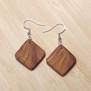 Wooden Earing Ideas, Wood Jewellery Handmade, Wood And Leather Earrings, Wooden Jewelry Handmade, Wooden Earrings Diy, Diy Wood Earrings, Wood Earrings Diy, Wooden Earrings Handmade, Wood Jewelry Diy