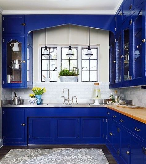 Yassssss!!!!! Kitchen project inspo! Cobalt Blue Kitchens, Blue Kitchen Island, Comfortable Kitchen, Traditional Kitchen Design, Blue Kitchen Cabinets, Storefront Design, Messy Kitchen, Blue Cabinets, Blue Kitchen