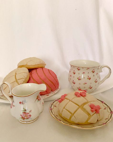 Aesthetic cute conchas Pan Dulce Aesthetic, Cute Conchas, Conchas Aesthetic, Pumpkin Conchas, Pink Conchas, Heart Conchas, Concha Bread, Conchas Pan, Library Nook