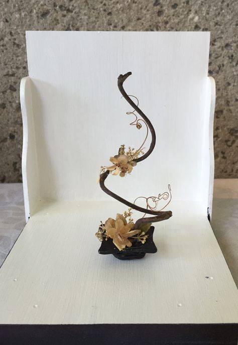 Flower Arragement, Ikebana Sogetsu, Floral Art Arrangements, New Year Diy, Winding Path, Small Flower Arrangements, Flower Arrangement Designs, Ikebana Arrangements, Floral Art Design