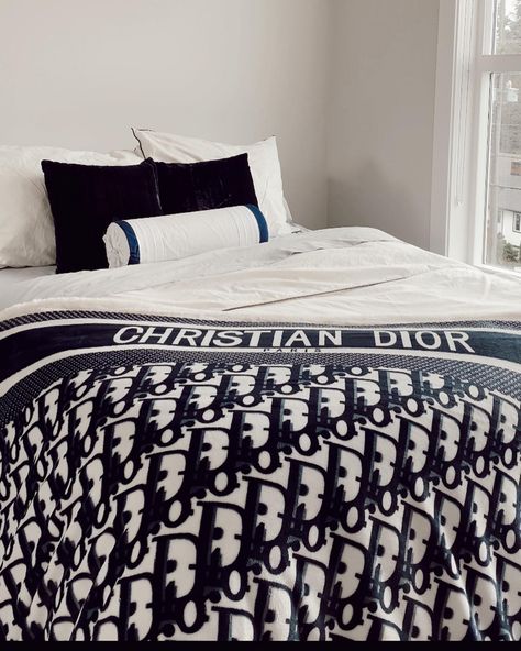 Dior Room Decor, Dior Home Decor, Dior Bedroom, Dior Blanket, Dior Room, Blankets Aesthetic, Kylie House, Dior Home, Navy Bedrooms