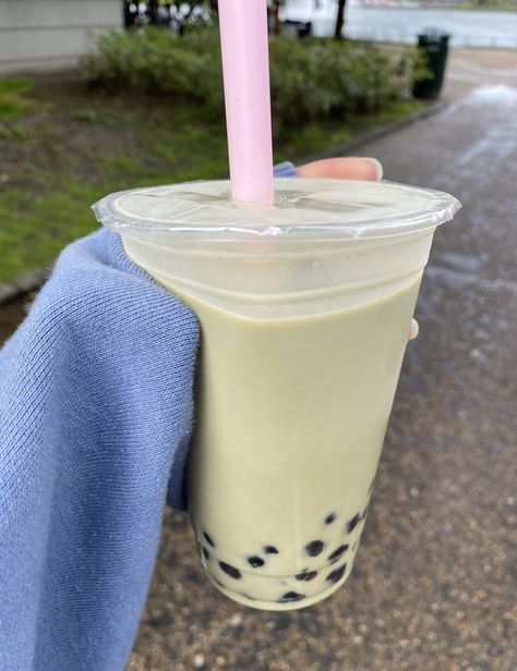 tasty yummy matcha boba drink aesthetic green drink green aesthetic Matcha Boba Aesthetic, Boba Green Tea, Wedding Bob, Sanrio Cafe, Juice Business, Gong Cha, Green Drink, Bubble Tea Boba, Drink Aesthetic