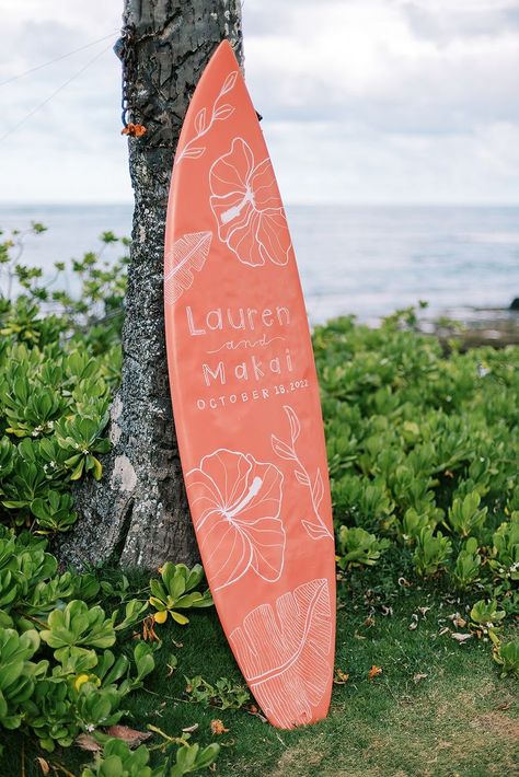 Click to find images from this Oahu destination wedding including a private island ring ceremony, the laidback backyard wedding reception Oahu, and of Lauren and Makai’s Oahu wedding guests joyfully celebrating with their close friends. This gallery includes mismatched pink and orange bridesmaids dresses inspiration and tropical wedding florals. Other best Oahu wedding vendors: Oahu Wedding Photographer: @aloralani Oahu Wedding planner: Luana Events Beachy Floral Wedding, Hawaiian Wedding Arch, Hawaiian Wedding Decorations, Surfboard Wedding Sign, Surfer Wedding Ideas, Surf Wedding Ideas, Hawaii Beach Wedding Ideas, Hawaiian Beach Wedding, Aloha Wedding