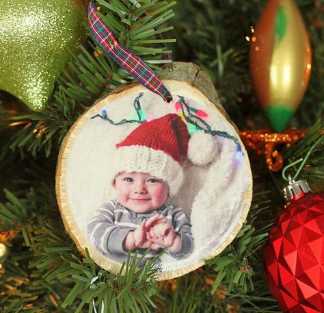 Diy Photo Ornaments, Fun Holiday Crafts, Personalized Photo Ornaments, Rustic Christmas Ornaments, Picture Ornaments, Fabric Christmas Trees, Modge Podge, Wood Slice Ornament, Wood Christmas Ornaments