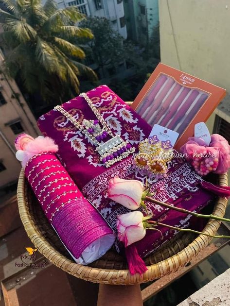 Wedding Taals, Different Emojis, Adorable Aesthetic, Jamun Recipe, Gift Hacks, Wedding Gift Pack, Aesthetic Interior, Box Decor, Wedding Planning Decor