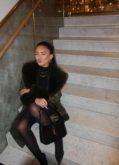 Fashion outfit date night look leather trench coat faux fur Saint Laurent stilettos Elegantes Party Outfit, Winter Night Outfit, Dinner Outfit Winter, Night Outfits Winter, Winter Date Night Outfits, Nyc Outfits, First Date Outfits, Party Outfits Night, New York Outfits