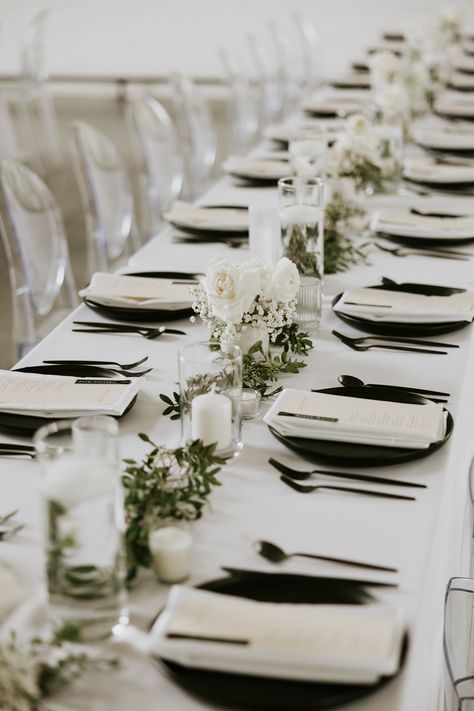 Black White Table Setting, Black Wedding Table Setting, Black And White Wedding Reception, White Wedding Table Decor, White Wedding Table Setting, Black Wedding Table, Minimalist Wedding Reception, White Wedding Reception, White Table Settings