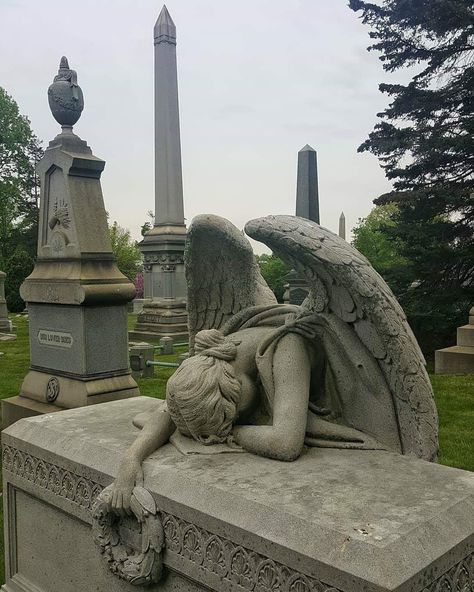 Graveyard Angel Statues, Memorial Aesthetic, Pretty Gravestone, Monument Ideas, Crying Angel, Grave Monuments, Grave Headstones, Tombstone Designs, Cemetery Angels