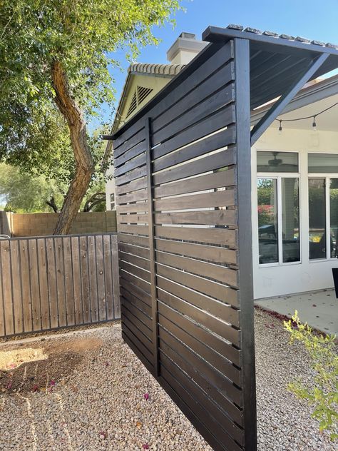 Today I am going to share how we made this Grill Area with a Privacy Screen Pergola! It was an inexpensive way to make an area for the grill. Screen Pergola, Diy Privacy Screen, Screen Outdoor, Patio Privacy, Privacy Fence Designs, Privacy Landscaping, Grill Area, Backyard Privacy, Privacy Screen Outdoor