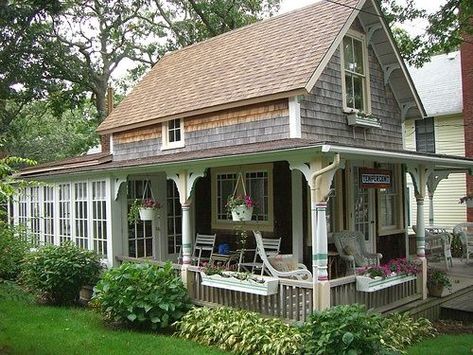 Glassed In Porches, Small Cottage House Plans, Cosy Cottage, Small Cottage Homes, Little Cottages, Small Cottages, A Small House, Tiny Cottage, Small Cottage