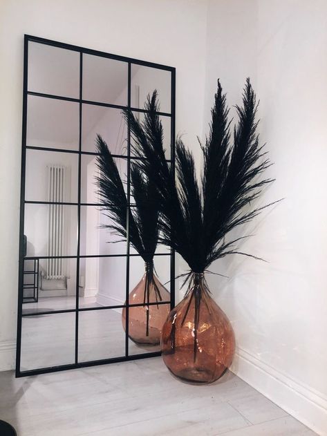 Black Pampas, Hal Decor, Apartment Living Room Design, Future Apartment Decor, Apartment Decor Inspiration, Decoration Inspiration, Decor Home Living Room, Salon Decor, Living Room Decor Apartment