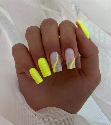 Summer Yellow Nails, Ongles Bling Bling, Fluorescent Nails, Neon Yellow Nails, Neon Acrylic Nails, Neon Nail Designs, Unghie Sfumate, Yellow Nails Design, White Acrylic Nails