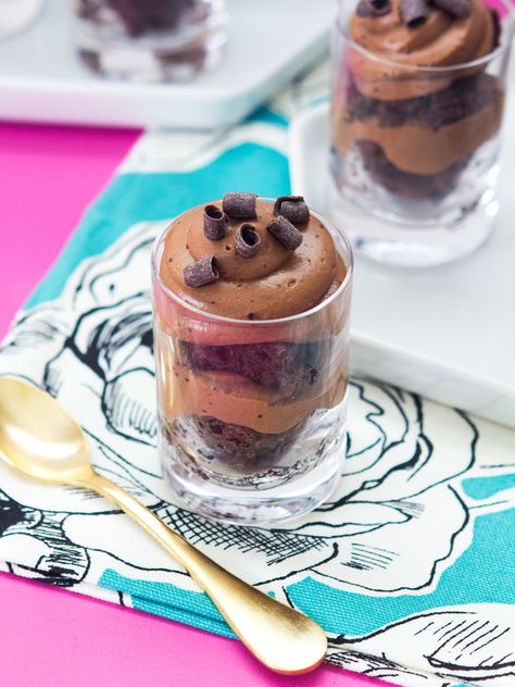 Shot Glass Dessert, Chocolate Trifles, Mini Christmas Desserts, Dessert Shooters Recipes, Shot Glass Desserts, Shooter Recipes, Brownie Trifle, Dessert Shooters, Mini Dessert Cups