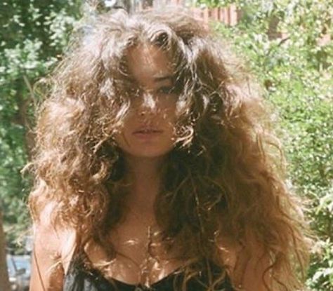 Messy Woman Aesthetic, Curly Wild Hair, Cute Frizzy Hair, Messy Long Curly Hair, Flowy Hair Styles, Poofy Brown Hair, Messy Curly Hair Aesthetic, Big Hair Aesthetic, Wild Girl Aesthetic