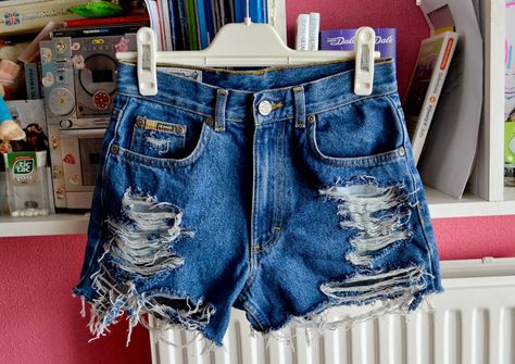 Ripped Shorts Diy, Diy Cutoffs, Diy Denim Shorts, Diy Jean Shorts, Distressed Clothing, Diy Distressed Jeans, Cut Jean Shorts, Distressing Jeans, Diy Ripped Jeans