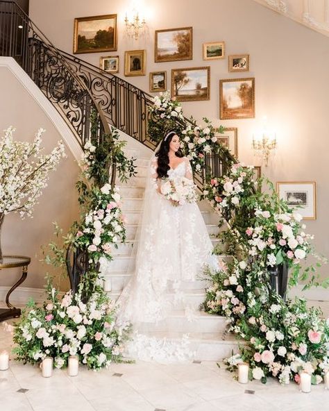 Wedding Staircase Decoration, Wedding Stairs, Wedding Staircase, Park Chateau, Romantic Winter Wedding, Wedding Roses, Bouquet Flower, Luxury Wedding Venues, Star Wedding