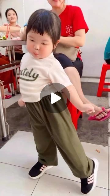 Dancing Children, Baby Dance, Children Dancing, Kids Dancers, Cute Asian Babies, African Babies, Dancing Baby, Asian Babies, Dance Moms Videos