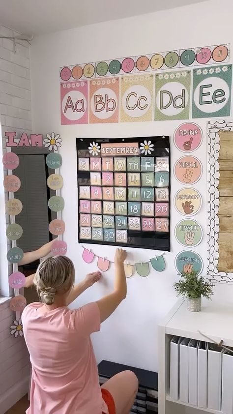 Classroom Decor Organization, Classroom Decor First Grade, Toddler Teacher Classroom Ideas, Preprimary Classroom Setup, All About Me Classroom Display, Preschool Room Set Up Ideas, Daycare Room Themes Classroom Decor, Classroom Set Up Preschool, Preschool Aesthetic Classroom