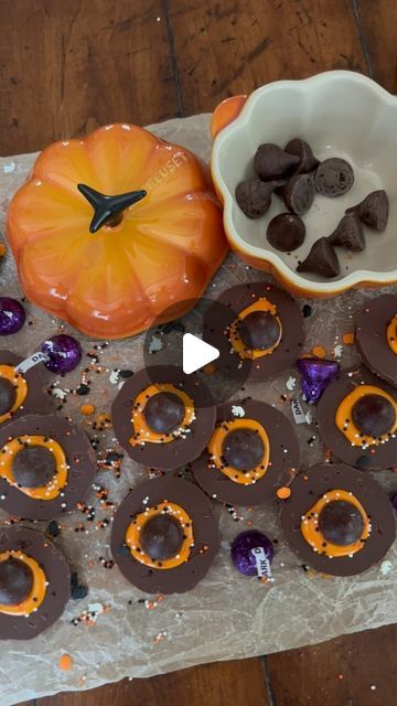 Daniela’s Dish on Instagram: "Easy Witch Hat Cookies. Just 4 ingredients for these yummy double chocolate witch hats. They’re so fun and easy to make and the kiddos love them. 🧙
Fudge Stripe Cookies 
Hershey Kisses 
Orange tube icing 
Sprinkles
•
#chocolate #cookies #snack #halloween #hershey #hersheykisses #fall #dessert" Snack Halloween, Icing Sprinkles, Fudge Stripe Cookies, Witch Hat Cookies, Hat Cookies, Witch Hats, Fall Dessert, Hershey Kisses, Double Chocolate