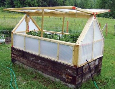 One of the best outdoor projects to do with a pallet is to make a garden path. Just take the slats and use them as steps in the path! If you don’t have one already, then use pallets to make a potting bench. This allows you to organize and easily access all of your... #garden #ideas #outdoor Serre Diy, Building A Greenhouse, Greenhouse Design, Diy Greenhouse Plans, Greenhouse Cover, Build A Greenhouse, Diy Raised Garden, Plants Growing, Small Greenhouse