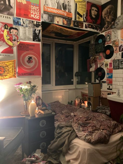 Kay Stratford Room, 90s Punk Bedroom, Asthmatic Room Ideas, Junos Room, Retro Room Ideas Bedroom, Room Wall Ideas Aesthetic, Kat Stratford Room, Kat Stratford Bedroom, 90s Room Inspo