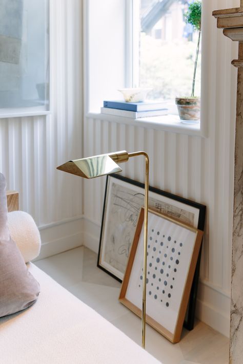 Leaning art on floor at the Kips Bay Showhouse 2019: Sarah Bartholomew | York Avenue #kipsbayshowhouse #kipsbayshowhouse2019 #kipsbay2019 #kipsbaynyc #neutraldecor #daybed #sarahbartholomewdesigns #leaningartonfloor #leaningartwork #leaningart #pharmacylamp #goldpharmacylamp #flutedplasterwalls Art On Floor, New York Artist Apartment, Leaning Art, Sarah Bartholomew, Kips Bay Showhouse, Plaster Walls, Reading Corner, Artwork Display, Brass Lighting