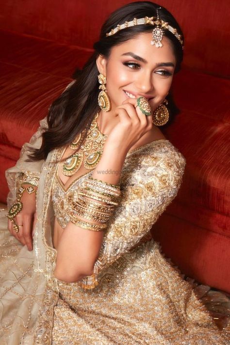 Portraits Ideas, Mrunal Thakur, Indian Bride Outfits, Bride Photography Poses, Bridal Poses, Bridal Photoshoot, Bride Photography, Indian Wedding Outfits, Bridal Shoot