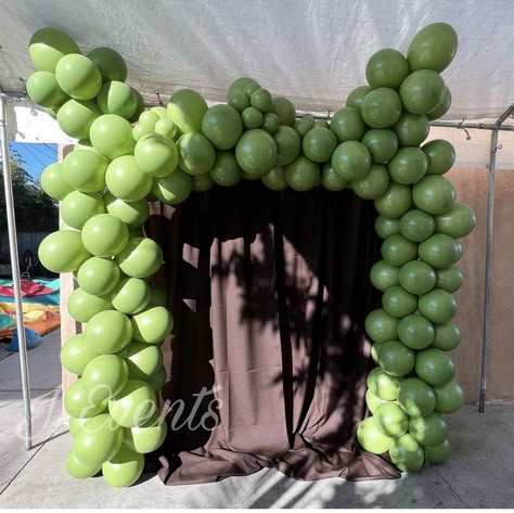 Shrek Centerpieces Party Ideas, Shrek Balloon Arch, Christmas Shrek, Shrek Birthday Party Ideas, Shrek Baby, Shrek Birthday Party, Shrek The Third, Shrek Birthday, Shrek Party