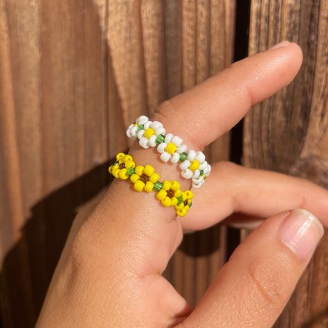 Bead Flower Ring, String Rings, Flower Bead Ring, Diy Beaded Rings, Seed Bead Flowers, Flower Rings, Bead Flower, Sunflower Ring, Beading Cord