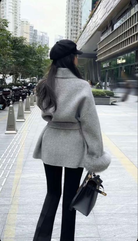 Classy Elegant Winter Outfit, Tailored Coat Outfit, London Fits Winter, Cozy Office Outfit, Rich Woman Outfits, Stylish Outfits For Winter, Winter Outfit Classy, Classy Mom, Mantel Outfit