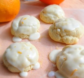 orange cookies: added a few drops of orange juice and 1/4 tsp of egg white powder to the icing for extra flavor + hardening. don't overwork the dough for a nice light cookie Ricotta Cheese Cookies, Italian Dessert Recipes, Italian Cookie Recipe, Italian Fig Cookies, Cookies Fruit, Italian Wedding Cookies, Italian Sweets, Special Cookies, Chicken Soups