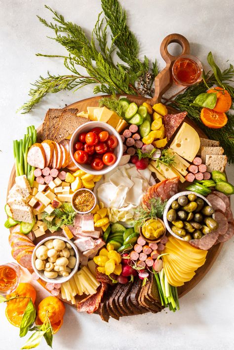 Vegan Brunch Board, Vegan Charcuterie Board Christmas, Vegan Grazing Board, Meatless Charcuterie Board, Vegetarian Charcuterie Board Ideas, Charcuterie Vegetarian, Charcuterie Board Ideas Easy, Vegan Boards, Vegetarian Charcuterie Board