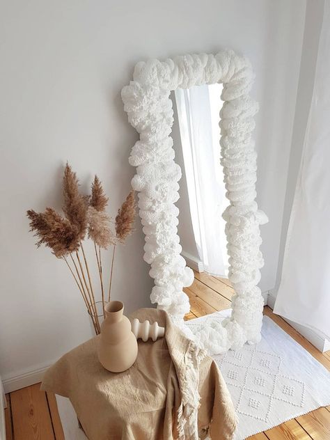 Bewunderst du auch die Cloud Mirrors, mit denen alle InfluencerInnen momentan Selfies machen? Das DIY für den Wohn-Trend ist sogar richtig easy Diy Foam Mirror, Foam Mirror, Zimmer Diy, Cloud Mirror, Diy Clouds, Mirror Frame Diy, Diy House Renovations, Dekorasi Kamar Tidur, Diy Mirror