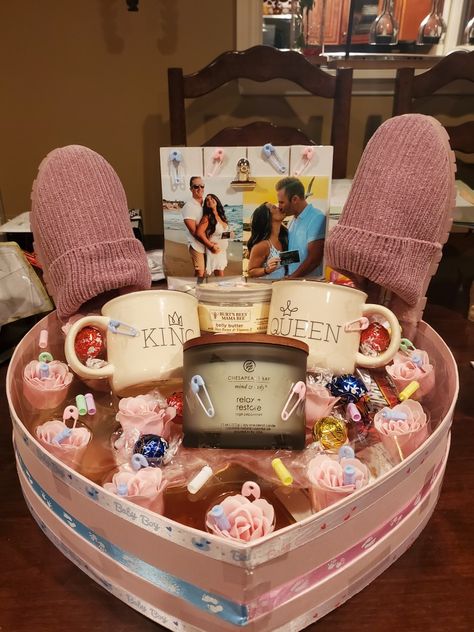 Items to pamper mommy to be Mommy To Be Basket, Mommy To Be Gift Basket, Basket Gift Ideas, Mommy To Be, Basket Gift, Baby Reveal, Indian Fashion Dresses, Gift Basket, Gift Baskets