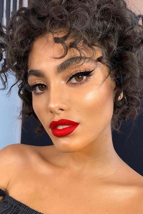 Winter Make-up, Christmas Party Makeup, Classic Makeup Looks, Red Lips Makeup Look, Party Make-up, Perfect Red Lips, Christmas Makeup Look, Classic Makeup, Red Lip Makeup