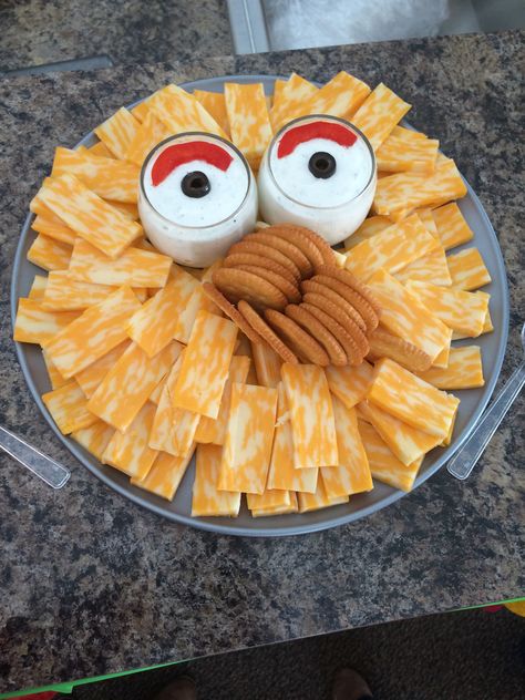 Big Bird Cheese Tray Sesame Street Appetizers, Sesame Street Birthday Party Ideas Food, Sesame Street Snacks, Sesame Street Food, Easy Snack Mix, Bird Birthday Parties, Cookie Monster Party, Baby First Birthday Cake, Elmo Birthday Party