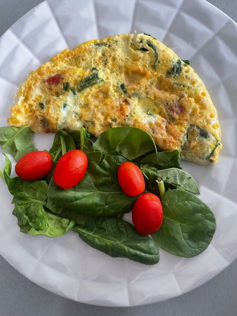 2 huevo, 2 claras, espinacas y tomate cherry Food Gym, Cheese Omelette, Keto Foods, Bacon Cheese, Sin Gluten, Meal Ideas, Spinach, Keto Recipes, Bacon