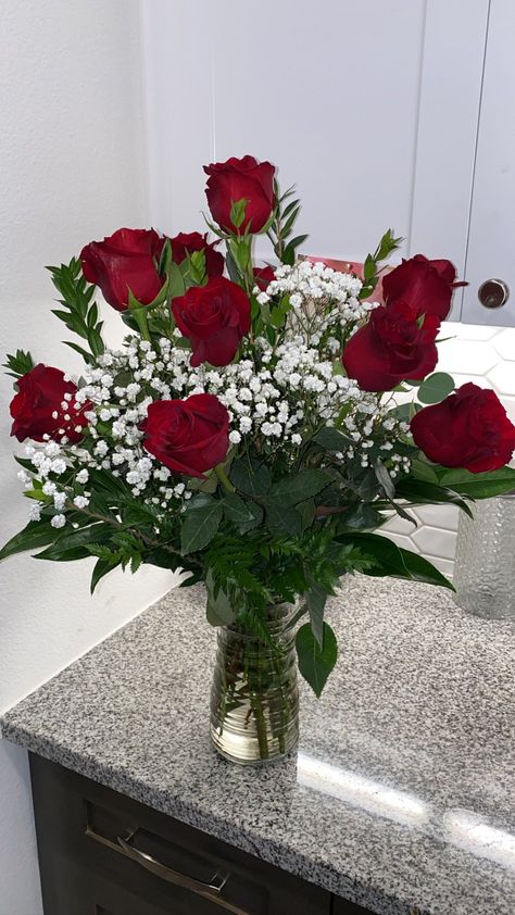 Dozen Red Roses, Airport Pictures, Anniversary Surprise, Boquette Flowers, Red Rose Bouquet, Fitness Art, Wonderful Flowers, Flower Therapy, Wallpaper Space