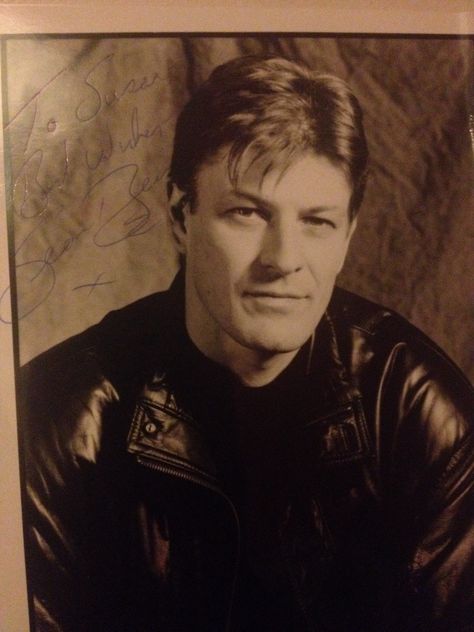 Sean Bean from his Sharpe days Sean Bean 90s, Aesthetic Wall Posters, Sean Bean, Dark Suit, Dyed Red Hair, 90s Men, Sean Penn, My Dream Man, Mr Bean