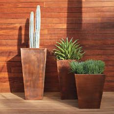 Copper Planters Outdoor, Ranch Landscape, Outdoor Entryway Decor, Copper Ideas, Front Door Planters, Outdoor Ambiance, False Bottom, Flower Shop Decor, Modern Outdoor Living