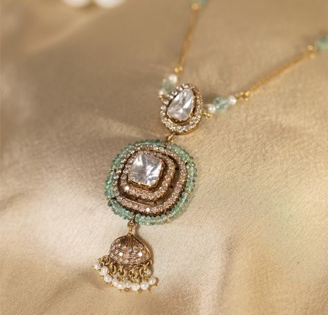 Victorian Jewelry Necklace, Fashion Jewelry Necklaces Gold, Kameswari Jewellers, Indian Wedding Jewelry Sets, Diamond Pendants Designs, Gold Jewelry Simple Necklace, Pearl Necklace Designs, Fancy Jewellery Designs, Diamond Necklace Designs