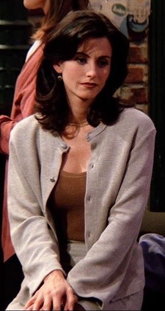 Courtney Cox Hair, Winter Clothes Aesthetic, Monica Hairstyles, Men Fashion Clothes, Friends Monica Geller, Women Winter Clothes, Friends Monica, Fashion 90s Style, Hair 90s